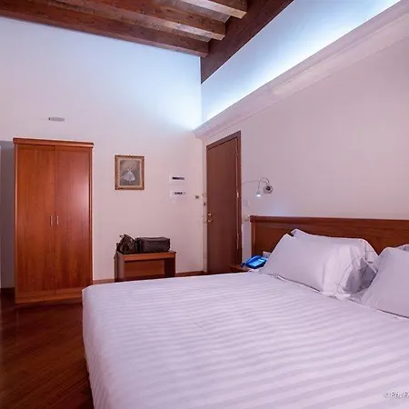 Flora Hotel 4*